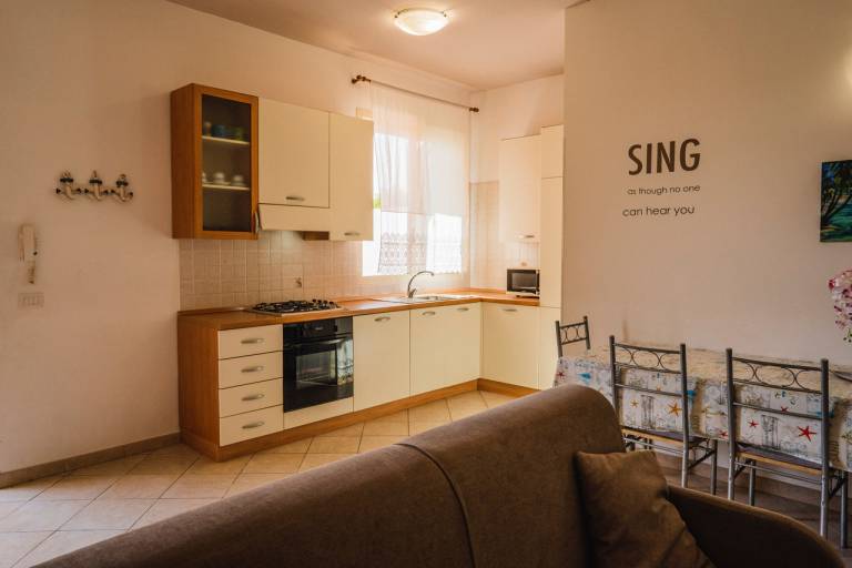 Holiday apartment with patio, BBQ & yard — photo 3