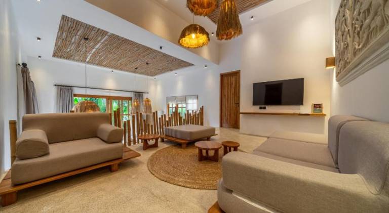 Villa with pool — photo 4