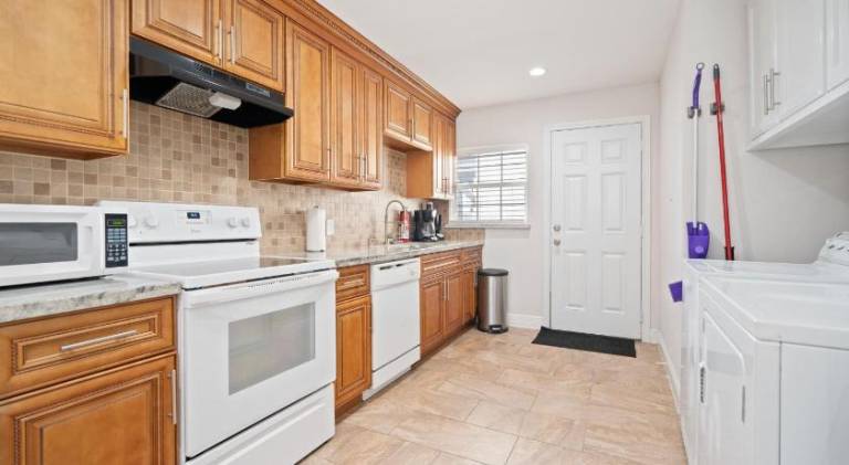 Pristine & Exquisitely Designed APT 7 Min From TX Med Center — photo 2