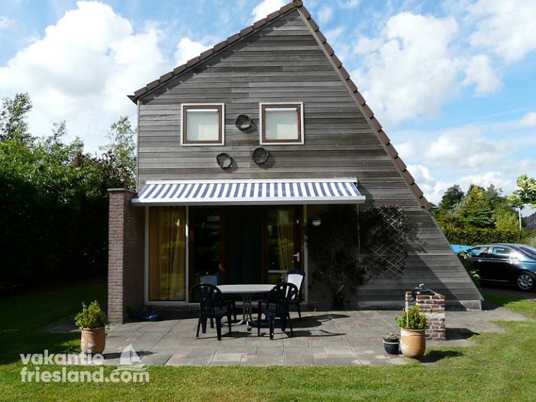 Vakantiehuis Grou met balkon met uitzicht over kanaal