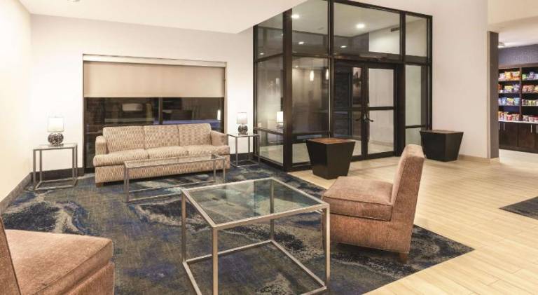 La Quinta Inn & Suites by Wyndham Philadelphia Airport — photo 5