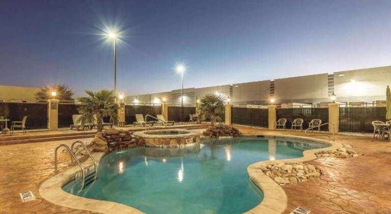 La Quinta Inn & Suites by Wyndham Dallas Grand Prairie South — photo 4