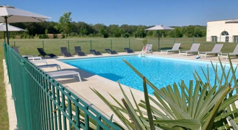 Serviced apartment with pool & yard — photo 4