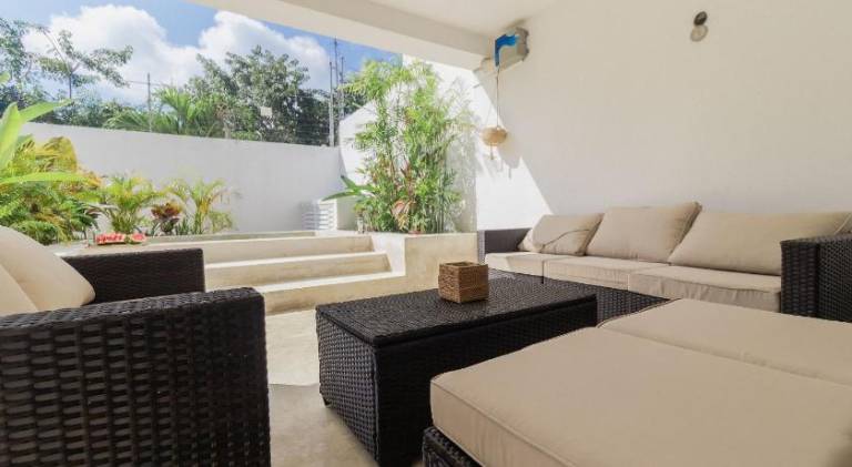 Vacation home with pool — photo 4