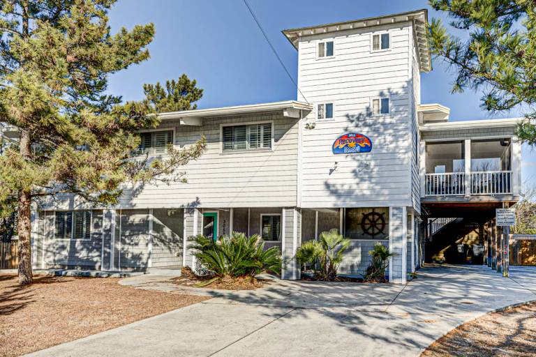 Child-friendly lovely vacation home with garden, jacuzzi & private pool | Beach nearby | Dogs allowed in Virginia Beach, VA