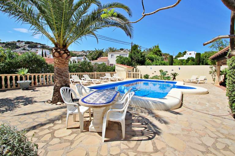 Villa with patio, yard & grill — photo 3