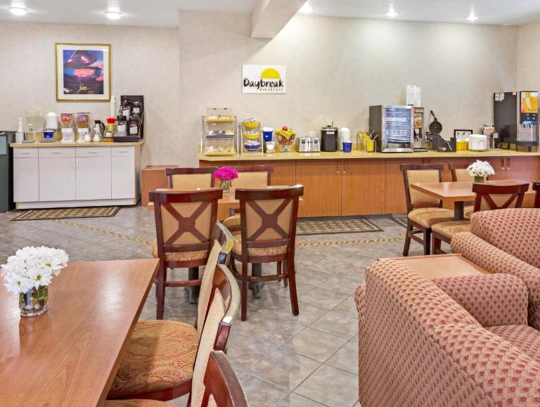 Days Inn & Suites by Wyndham Gresham — photo 4