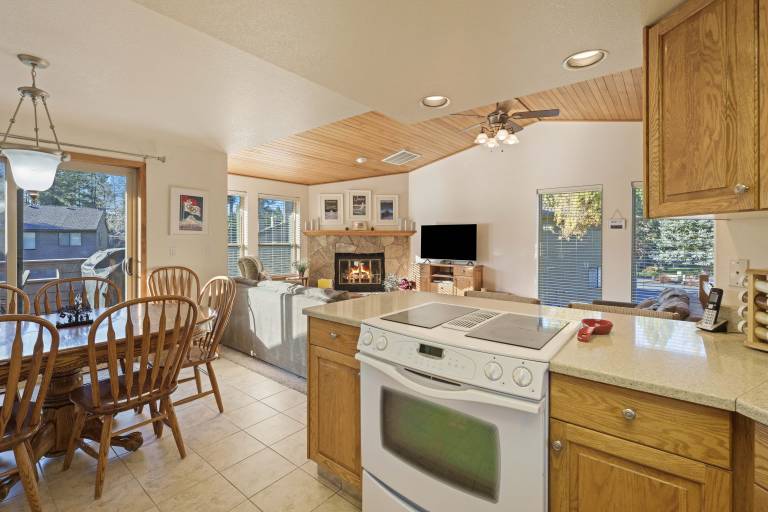 Condo with barbeque, pool & hot tub — photo 3