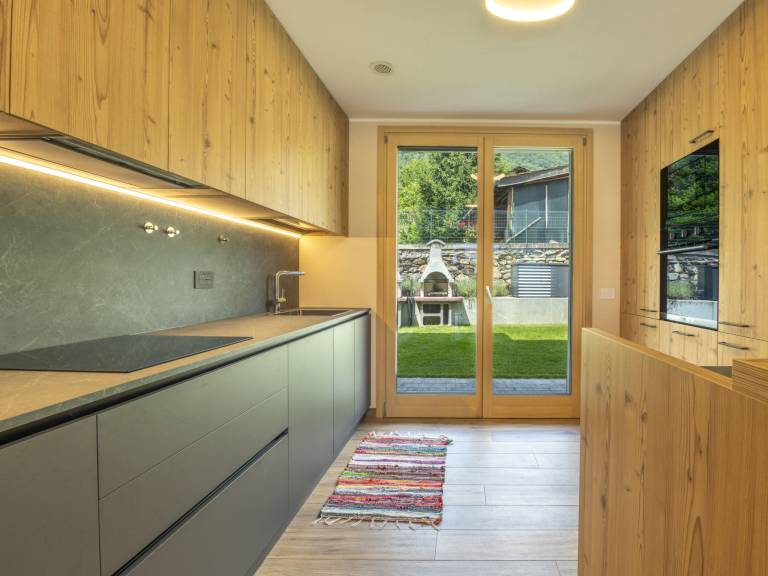 Family-friendly vacation home with patio, barbecue & yard | Mountain view | Pet-friendly — photo 4