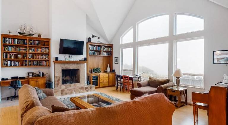 Vacation home with hot tub | Close to the beach | Pets are welcome in Newport, OR