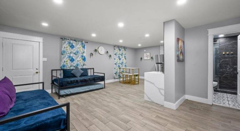 Comfortable 2BR Uptown Escape with Free Park — photo 5