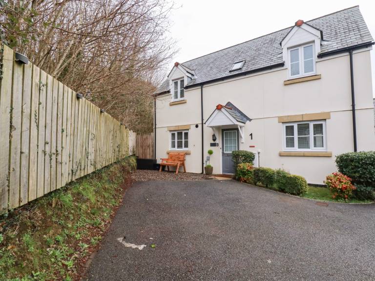 Children-friendly charming cottage with hot tub & yard | Pets allowed — photo 2