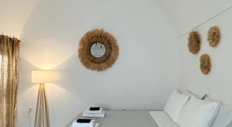 Apartment with patio in Santorini