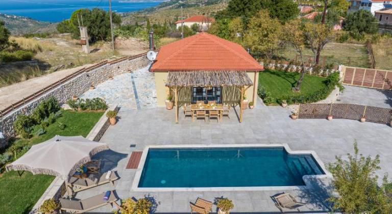 Villa with barbecue, yard & patio — photo 4