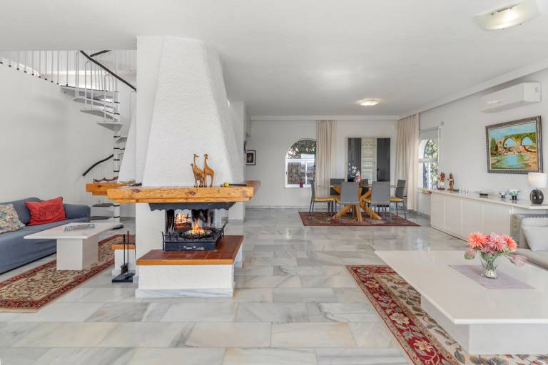 Fully equipped beautiful vacation home with pool, yard & patio | Mountain view | Pets allowed — photo 5