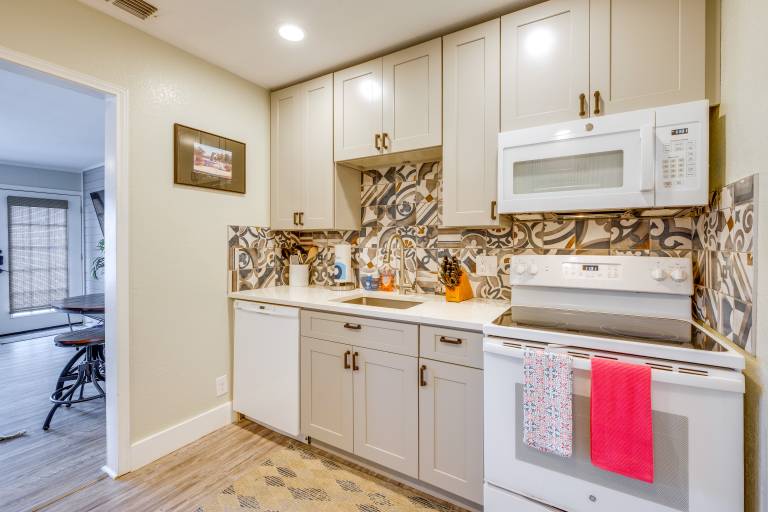 Walk to Beach & Pier: Updated Abode in Rockport! — photo 3