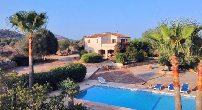 House with barbecue, patio & hot tub in Santanyi