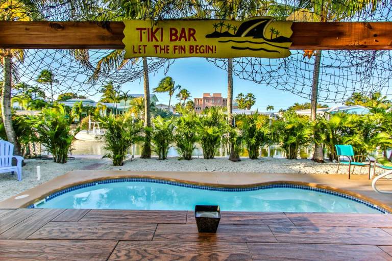 Vacation home with terrace, private pool & barbecue | Water view — photo 5