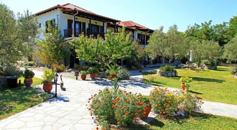 Wonderful rental apartment with patio, garden & grill | Suitable for remote work | Pets are welcome in Aristotelis