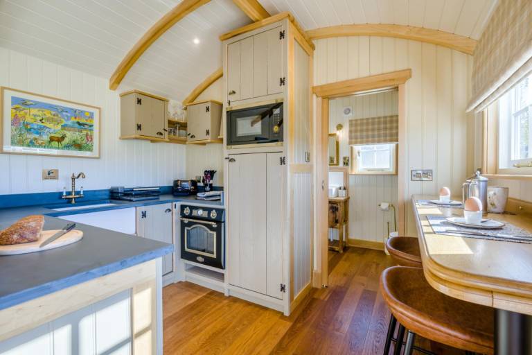 Cottage with grill & yard | Pet-friendly — photo 3