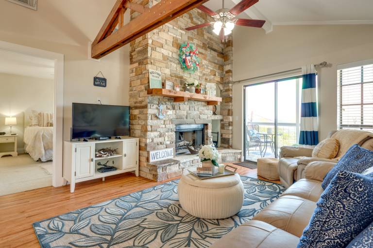 Canyon Lake Rental w/ Balcony & Lake Views — photo 3