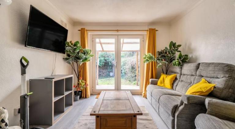 House with yard | Pets are welcome in Bristol