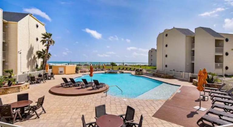 4 bd Luxury Beachfront Condo with Private Pool &Terrace — photo 3