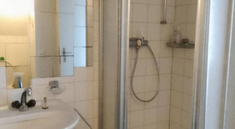 Basel Ruhige Zimmer mit grosse Doppelbett — photo 2