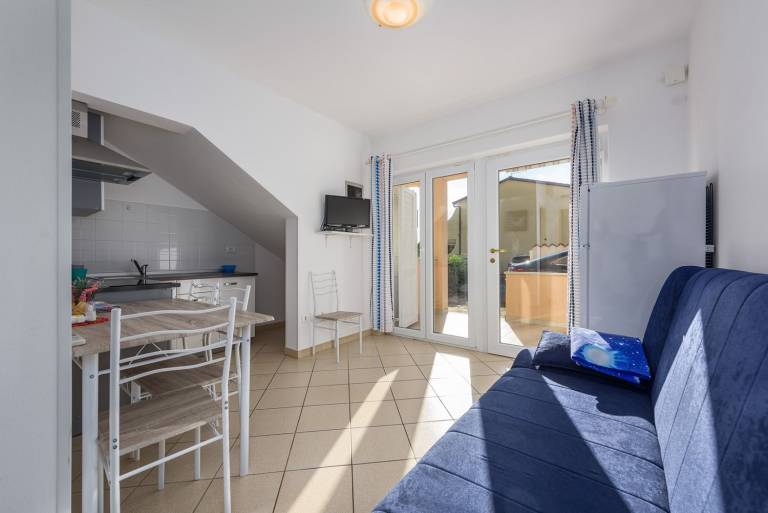 Picturesque apartment just 60 metres from the beach with sea views and private parking — photo 2