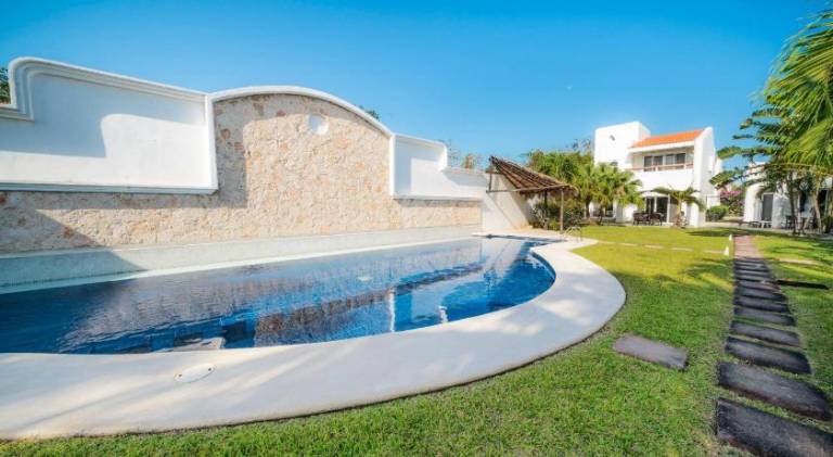 Villa with pool — photo 3