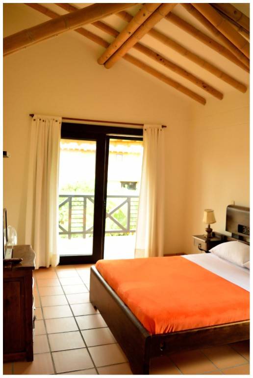 Big villa with pool, yard & barbeque | Pets allowed in Quimbaya