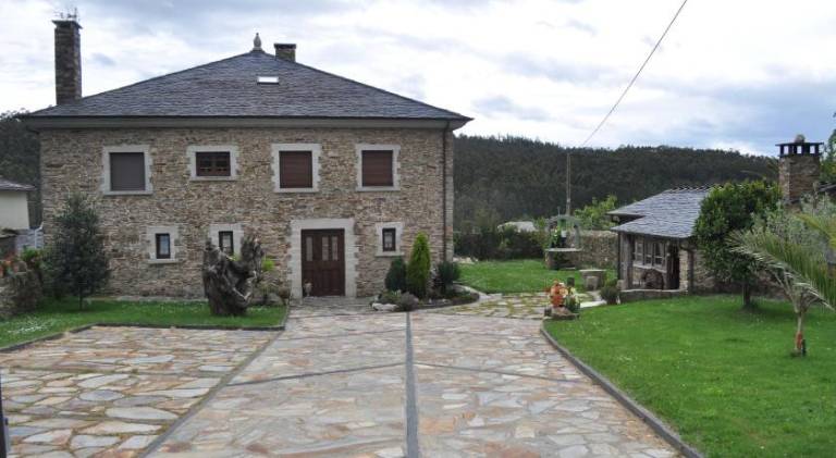 Spacious rental apartment with grill & garden | Pet-friendly in Ribadeo