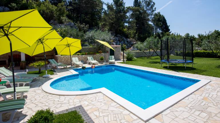 Villa with private pool, barbecue & yard — photo 2