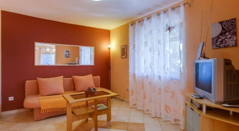 Holiday apartment with yard & terrace | Pet-friendly in Mali Losinj