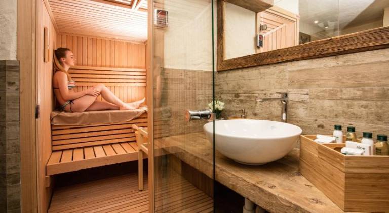 Chalet with hot tub | Pet-friendly — photo 2