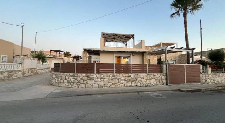 Fully equipped nice villa with hot tub, private pool & barbeque | Next to the beach | Pets allowed in Kissamos