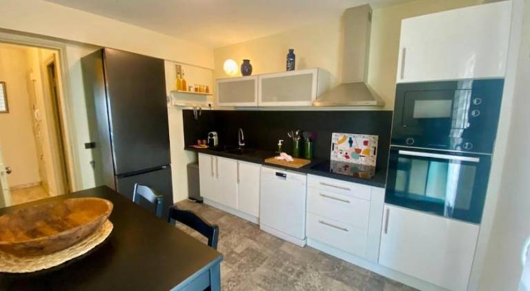 Apartment with patio — photo 4