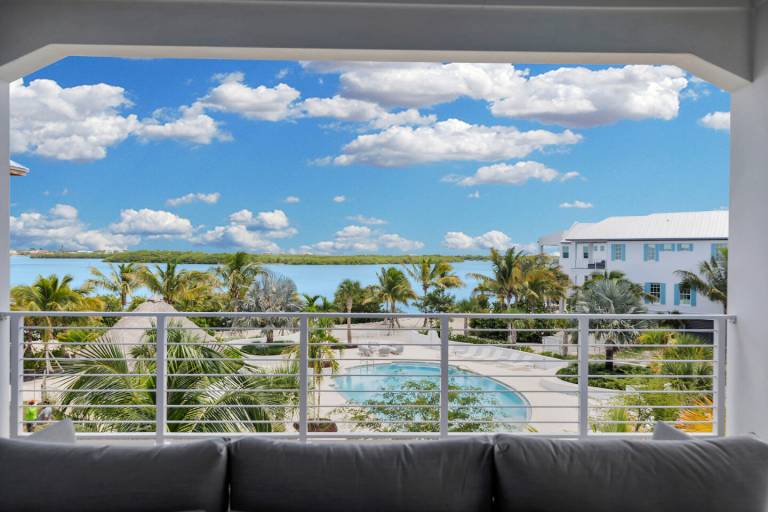 Luxury 3-Story Home in Marathon with onsite Beach & Pickleball — photo 2