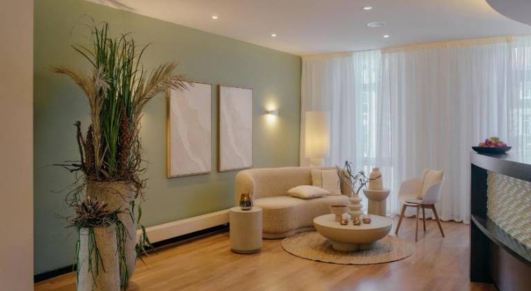 Serviced apartment with terrace, yard & pool — photo 3