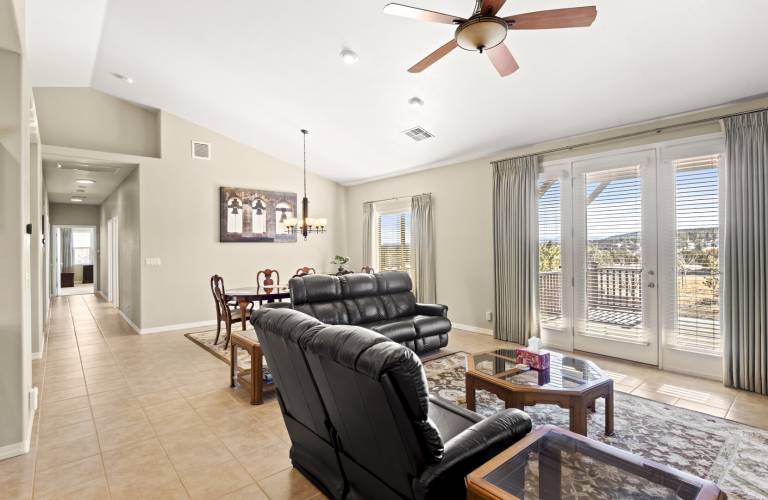 Peaceful and Modern 4-Bedroom in Flagstaff, AZ with Scenic Views — photo 4