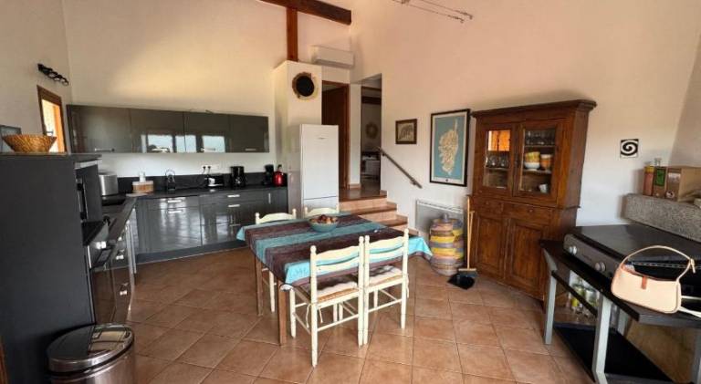 Villa with pool — photo 4