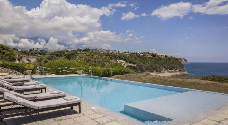 Villa with yard, patio & pool | Perfect for remote work — photo 3