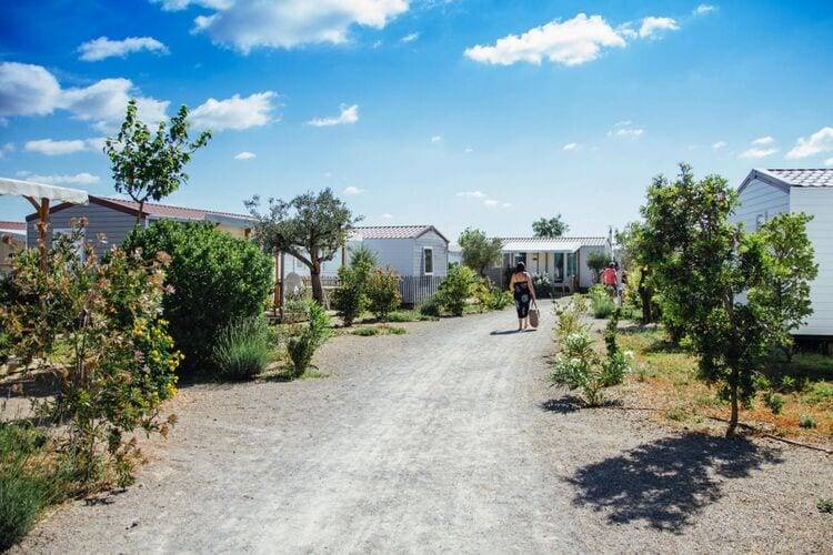 Family-oriented mobile home with patio, yard & pool | Pet-friendly — photo 5