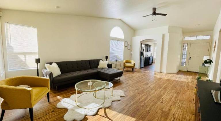 Nice house with pool | Pets are welcome in Glendale, AZ