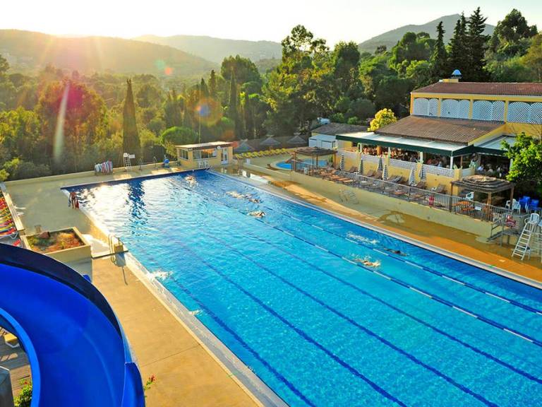 Mobile home with heated pool — photo 3