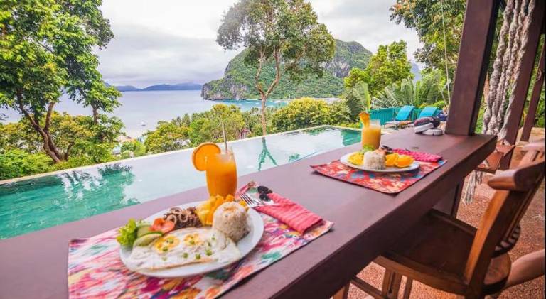 Located on a hill with astounding panoramic mountain and sea views ! — photo 5