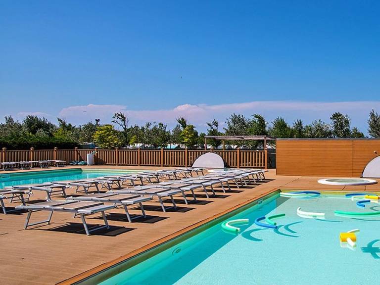 Children-friendly mobile home with patio & pool | Beach nearby | Pets are welcome — photo 2