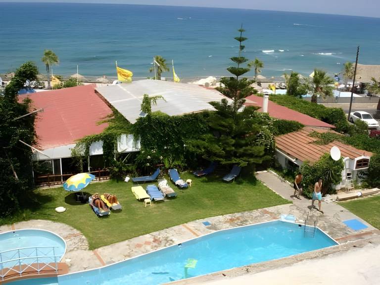 Serviced apartment with pool, garden & patio | Beach nearby | Perfect for remote work | Pets are welcome — photo 3