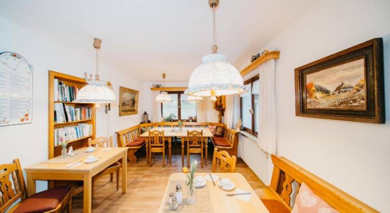 Charming serviced apartment with yard, barbeque & patio | Pets allowed — photo 3