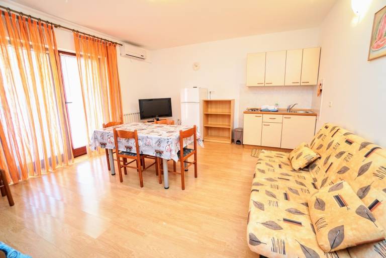 Charming holiday apartment with yard | Pet-friendly in Umag